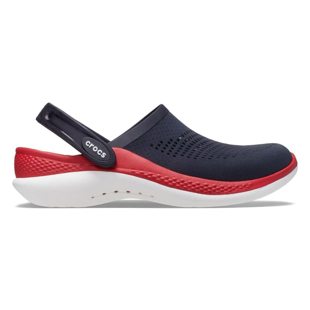 Babuche Crocs Navy/Pepper perfil lateral direito com cabedal perfurado marinho, detalhes vermelhos e sola branca